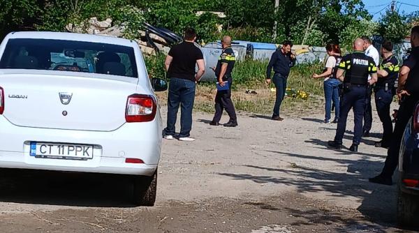 Un copil de 9 ani a murit după ce a fost prins sub un capac de canalizare în curtea fostei unități militare