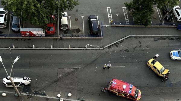 accident grav in bucuresti sambata dimineata cu un taxi o masina s a rasturnat
