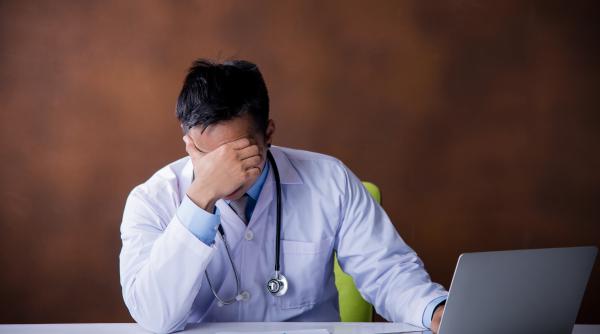 dificultatile medicilor rezidenti din romania cmr trage un semnal de alarma suprasolicitare lipsa platii garzilor si deficit de personal
