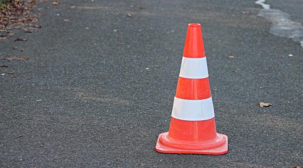 DN10, surpat chiar în fața Primăriei Siriu. Autoritățile au 