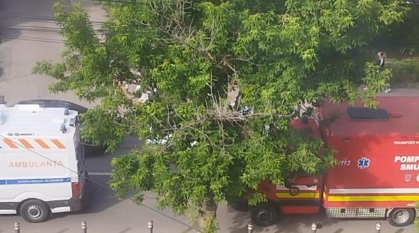 un tir a intrat in mai multe masini in constanta si a continuat drumul si s a oprit intr un stalp video