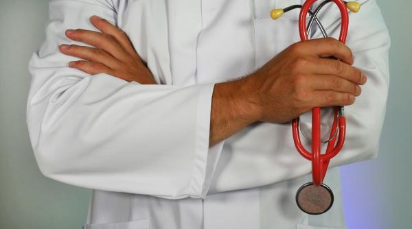 batran din alba iulia inselat cu 40 000 de lei de un fals medic