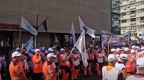 protest de amploare al ambulantierilor in bucuresti sindicalistii avertizeaza ca noua lege a salarizarii le poate reduce veniturile