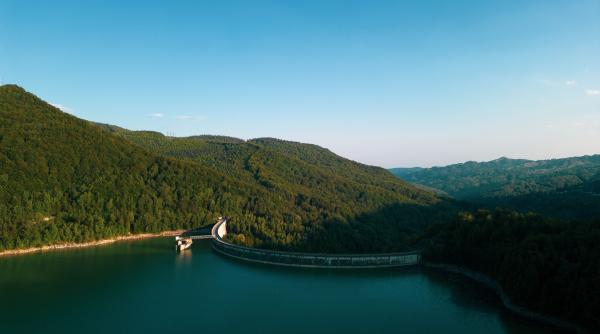 barbat scos inconstient din lacul de acumulare maneciu interventie in desfasurare pentru salvarea victimei