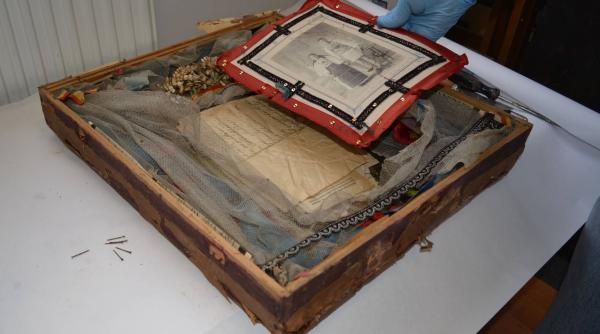 descoperire istorica in mures documente vechi de peste 100 de ani gasite ascunse intr un tablou de nunta