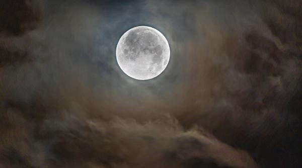 cand poti vedea pe cer luna capsuna in iunie ce este de fapt acest fenomen