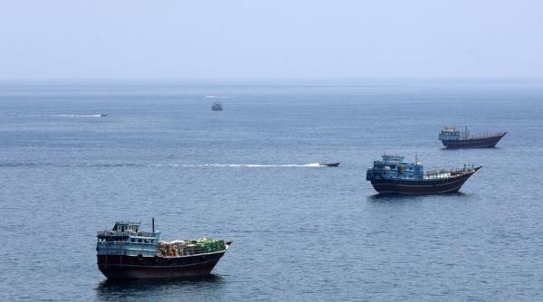sute de nave blocate reiau tranzitul prin stramtoarea ormuz printr o actiune a onu