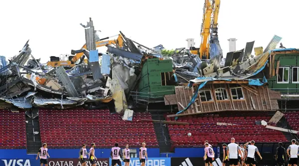 tribuna prabusita peste o zona amenajata pentru presa la cupa mondiala 2026