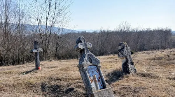 un copil de 12 ani a murit intr un cimitir din cluj dupa ce o cruce a cazut peste el