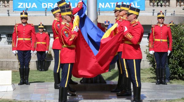 ziua drapelului ceremonii in piata tricolorului din capitala si in garnizoanele din tara