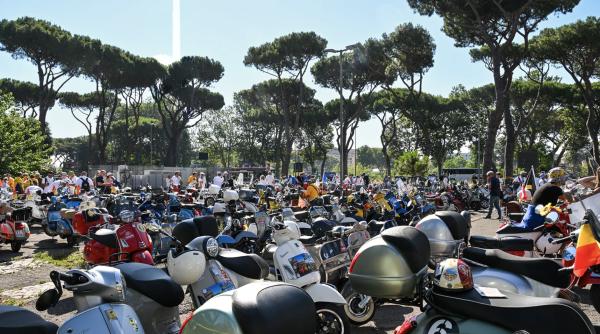 parada la roma cu 10 000 de scutere vespa la 80 de ani de existenta este un mod de viata reprezinta arta de a trai lipsa grijilor bucuria de a profita de moment