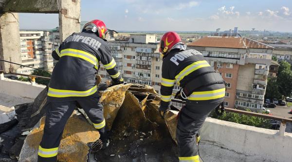 codul rosu de vijelii a facut ravagii in targoviste un acoperis a cazut peste un om foto