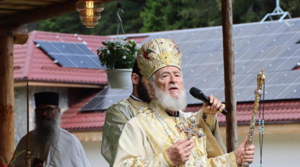 sf ap petru si pavel la manastirea pestera slujba arhiereasca savarsita de ipa si mitropolit nifon