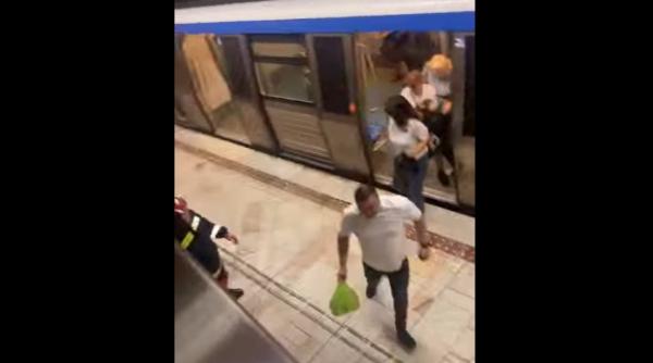 panica si fum la metrou in statia universitate calatorii au fost evacuati dupa ce un izolator a luat foc