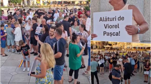protest in oradea dupa retinerea lui viorel pasca peste 250 de oameni au iesit in piata unirii video