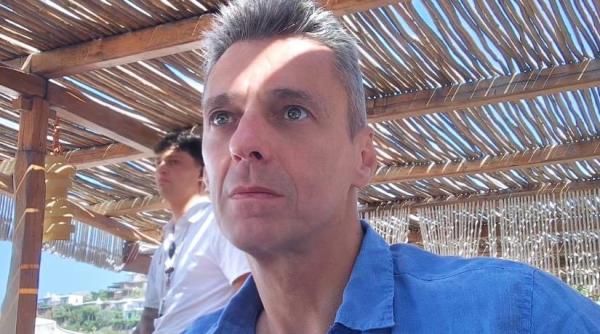 mircea badea eu i as vota daca si ar face partid da chiar un premier din asta de ce nu punem si noi