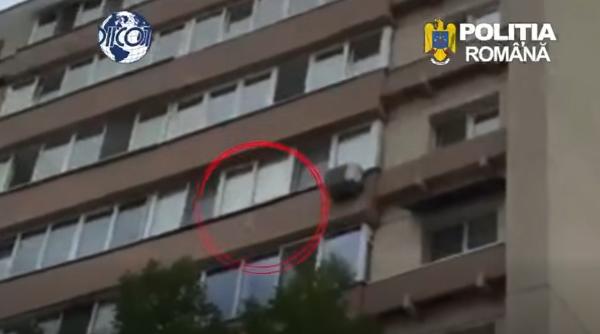 droguri aruncate pe geam in timpul unei descinderi din brasov imaginile au fost surprinse de politisti video