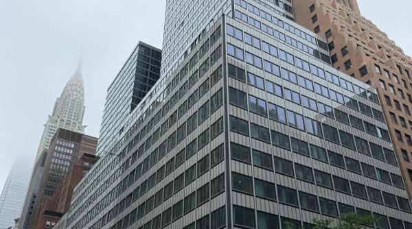 fostul sediu al pfizer din new york la un pas de prabusire doi piloni de rezistenta ai uriasei cladiri au cedat foto video