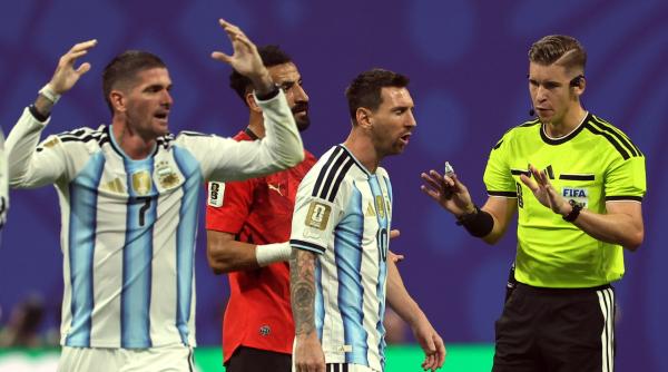 legendarul pierluigi collina sare in apararea arbitrului meciului argentina egipt