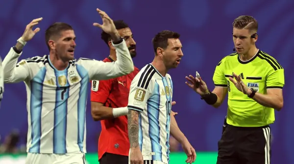 legendarul pierluigi collina sare in apararea arbitrului meciului argentina egipt