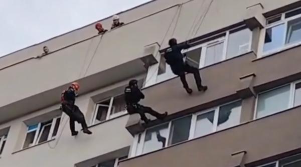 tipa de trei zile trupele speciale au coborat in rapel pe un bloc din bucuresti astazi pentru a salva un barbat de iubita sa