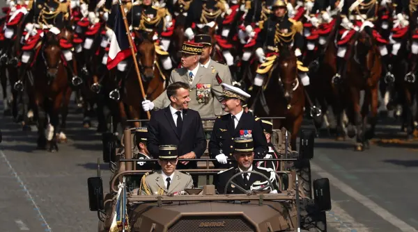 a inceput parada de 14 iulie din franta ultima la care emmanuel macron participa ca presedinte video