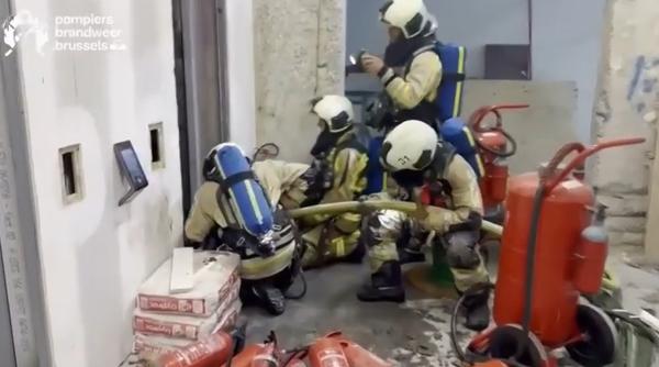 incendiu pe un santier din bruxelles bilant foarte grav mai multe persoane au murit sase sunt disparute video