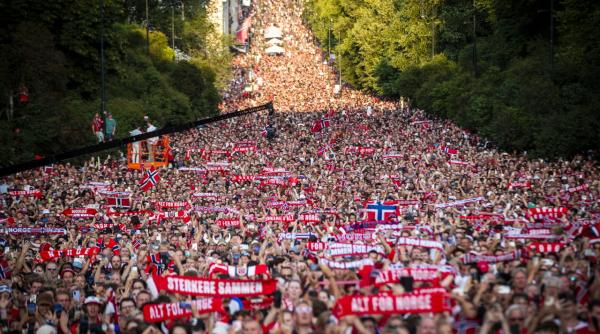 spectacol la oslo 90 000 de norvegieni condusi de printul mostenitor au vaslit in strada dupa performanta echipei la cm 2026 video