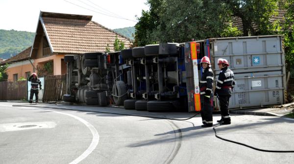 trafic blocat pe dn 11 dupa ce un camion cu lemne s a rasturnat la lemnia