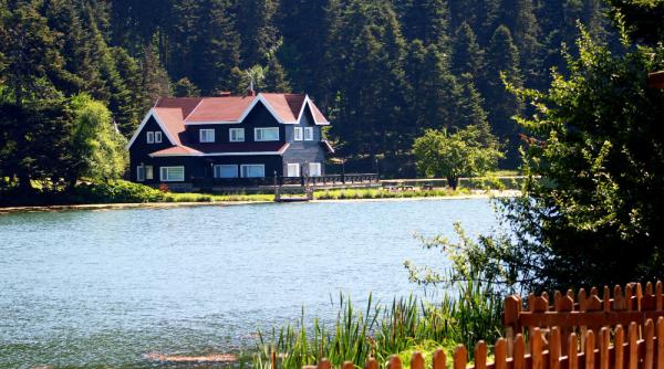 ce trebuie sa stii inainte sa cumperi o casa la malul unui lac