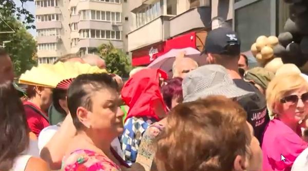cozi uriase la deschiderea unui magazin din bucuresti oamenii au stat ore intregi in canicula pentru un litru de ulei cu 2 lei si o rola de cascaval la 3 lei