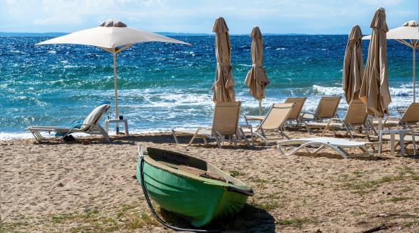350 de sezlonguri au fost furate din italia doi ani mai tarziu o turista le a gasit intamplator in albania cum un furt de 45 000 de euro nu a fost inca rezolvat
