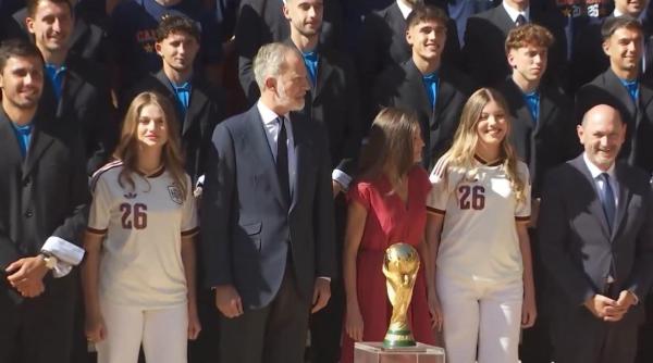 campionii mondiali ai spaniei primiti de familia regala si de premier urmeaza parada triumfala pe strazile madridului video