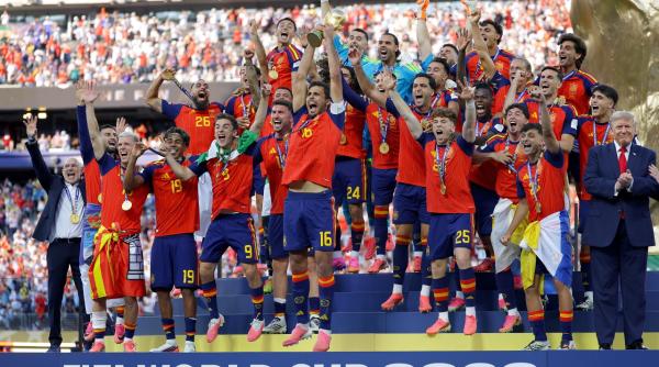 donald trump a ramas pe scena dupa ce a dat spaniei cupa mondiala foto