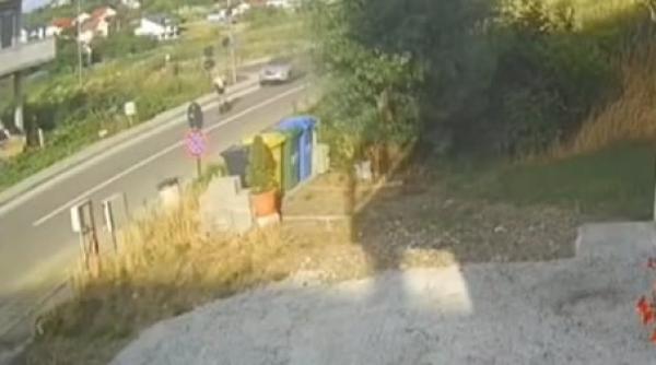 sofer retinut pentru tentativa de omor dupa ce a urmarit si lovit cu masina un copil pe trotineta dupa ce l a doborat la pamant l a batut video