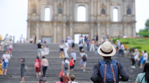 o alta capitala europeana ii taxeaza pe turistii care innopteaza in oras stim ca popularitatea are un cost