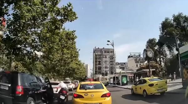 un motociclist care mergea printre masini a fost lovit cu portiera cine e vinovat lectiile care lipsesc din scoala generala