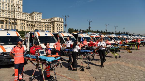 video ambulanta romana aniverseaza 120 ani defilare cu 50 de salvari si festivitate in piata constitutiei