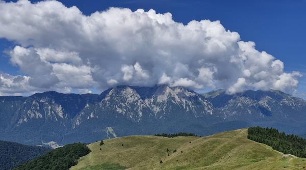 locul cu cea mai frumoasa priveliste catre muntii bucegi telegondola atrage zilnic sute de oameni iar traseele de mountain bike sunt apreciate de turistii straini