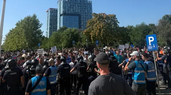 tensiuni la protestul oierilor fermierii au incercat sa rupa gardurile jandarmii au folosit gaze lacrimogene
