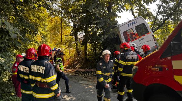 planul rosu de interventie activat in judetul arges dupa ce un microbuz a iesit de pe sosea si a intrat intr un copac foto video