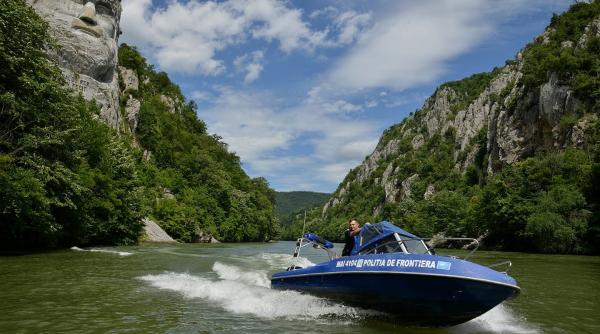 armata intervine si va arunca in aer o stanca pe dunare obiectivul e de a devia apa spre cernavoda