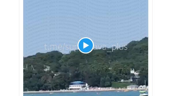 momentul in care o drona se prabuseste pe o plaja ruseasca plina de turisti de la marea neagra video