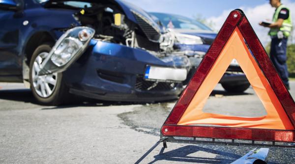 patru persoane au fost ranite intr un accident pe dn 17d coliziune violenta intre un autoturism si o autoutilitara