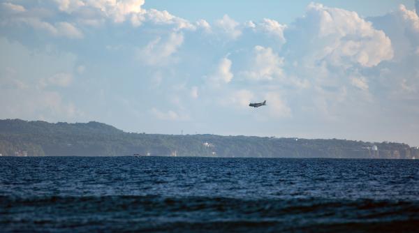 elicopter black hawk misiune de urgenta in marea neagra o persoana a fost evacuata de pe o platforma aflata la zeci de mile de tarm
