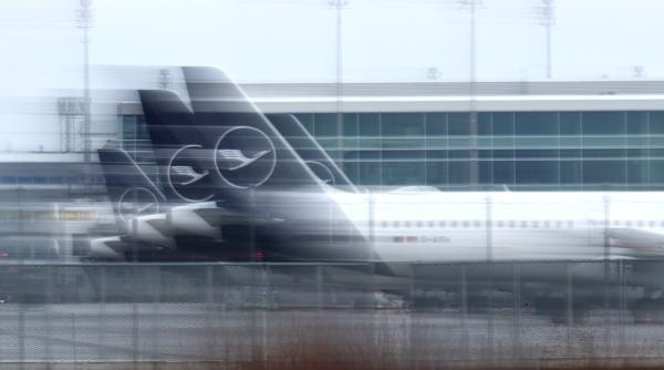 doua avioane de pasageri la un pas de coliziune pe pista unui mare aeroport foto