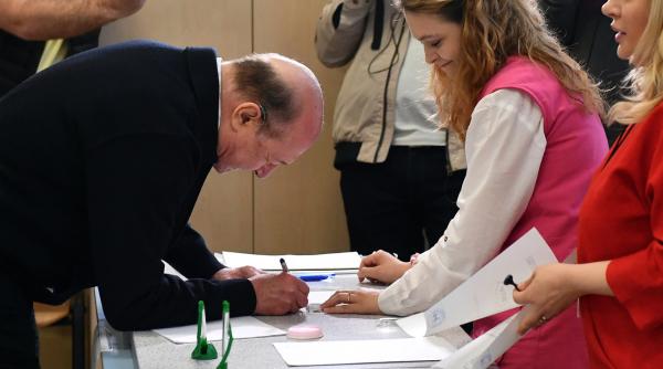 traian basescu primul care a anulat alegerile criza a inceput in 2004