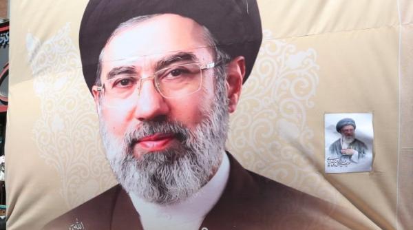 video aparitie rara a lui mojtaba khamenei dupa luni de absenta imaginile ridica numeroase semne de intrebare