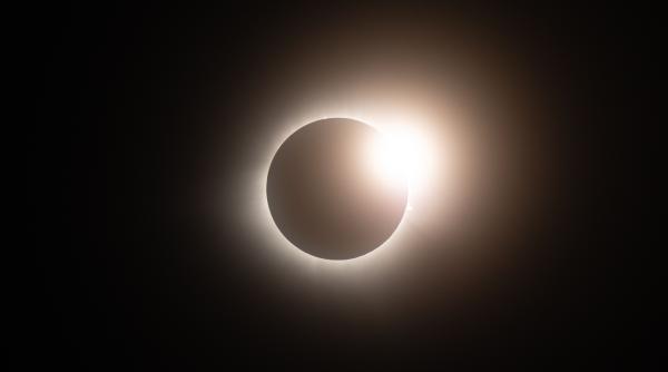 eclipsa totala de soare 12 august 2026 unde se vede si la ce ora poate fi observata in romania