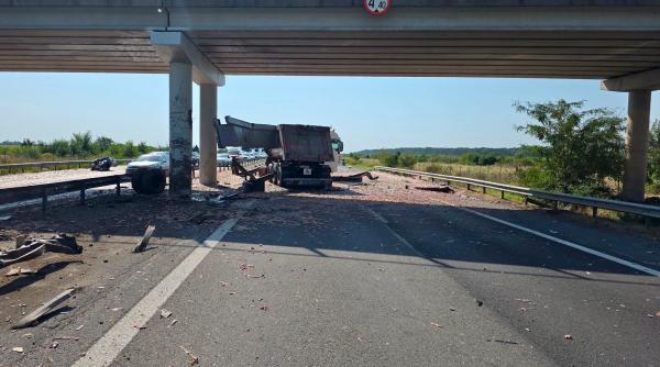accident pe a1 bucuresti pitesti trafic blocat spre capitala dupa ce un camion a lovit un picior de pod